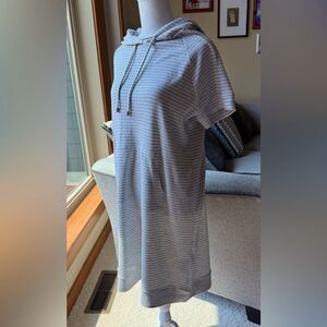 Chico’s Zenergy Size 1 (8-10) gray white kangaroo pocket hood w/drawstrings